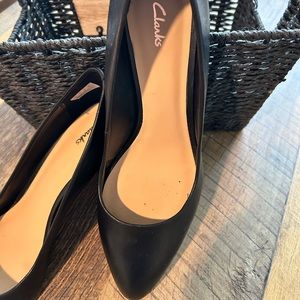 Clarks Women's Bayla Skip Pump Size 9